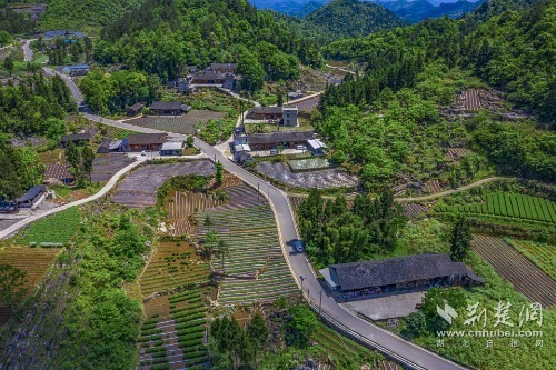 宣恩縣椒園集鎮(zhèn)至鑼圈巖段公路，全長(zhǎng)8公里，途經(jīng)椒園村、涼風(fēng)村、鑼圈巖村，該公路建成既有效帶動(dòng)沿線煙葉等產(chǎn)業(yè)發(fā)展，又是曜天眼景區(qū)的